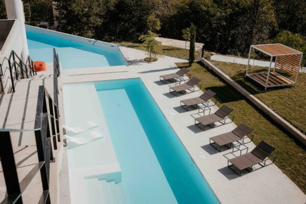 Luxury Pool  Immergiti nella freschezza della nostra piscina, un’oasi di pace immersa nel verde.